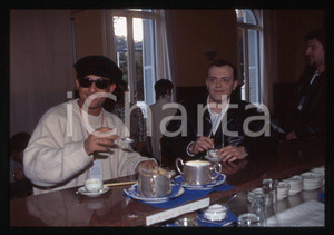 883 Max PEZZALI e FIORELLO al bar 1995 ca - 35mm vintage slide Diapositiva originale, in formato 35 mm.Per i diritti rivolgersi a ICharta.E' severamente vietata la riproduzione. Tutti i diritti sono riservati.ICharta mette in vendita, sul negozio eBay e in esclusiva sul sito "icharta" il proprio archivio composto da numerose diapositive e negativi fotografici d'epoca, tutti originali e autentici, che attraversano la storia del costume tra la fine degli anni Sessanta e Novanta.Si tratta di uno sguardo inedito sull'attualità , la politica, la vita quotidiana, il gossip e la cultura, che fotografa il cambiamento della nazione in quest'ultimo scorcio del XX secolo.Un'occasione unica per il mercato del collezionismo, che vede finalmente disponibile un archivio eccezionale per vastità , tematiche e condizioni, in un settore (il negativo fotografico e la diapositiva) di assoluta novitÃ e dalle interessanti prospettive di investimento. GOOD/buono   originale e autentica 1