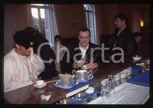 883 Max PEZZALI e FIORELLO al bar 1995 ca - 35mm vintage slide (1) Diapositiva originale, in formato 35 mm.Per i diritti rivolgersi a ICharta.E' severamente vietata la riproduzione. Tutti i diritti sono riservati.ICharta mette in vendita, sul negozio eBay e in esclusiva sul sito "icharta" il proprio archivio composto da numerose diapositive e negativi fotografici d'epoca, tutti originali e autentici, che attraversano la storia del costume tra la fine degli anni Sessanta e Novanta.Si tratta di uno sguardo inedito sull'attualità , la politica, la vita quotidiana, il gossip e la cultura, che fotografa il cambiamento della nazione in quest'ultimo scorcio del XX secolo.Un'occasione unica per il mercato del collezionismo, che vede finalmente disponibile un archivio eccezionale per vastità , tematiche e condizioni, in un settore (il negativo fotografico e la diapositiva) di assoluta novitÃ e dalle interessanti prospettive di investimento. GOOD/buono   originale e autentica 1