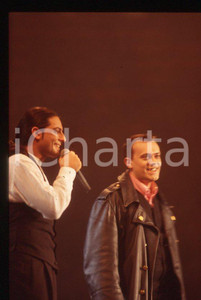 883 Max PEZZALI e FIORELLO in concerto 1995 ca - 35mm vintage slide (1) Diapositiva originale, in formato 35 mm.Per i diritti rivolgersi a ICharta.E' severamente vietata la riproduzione. Tutti i diritti sono riservati.ICharta mette in vendita, sul negozio eBay e in esclusiva sul sito "icharta" il proprio archivio composto da numerose diapositive e negativi fotografici d'epoca, tutti originali e autentici, che attraversano la storia del costume tra la fine degli anni Sessanta e Novanta.Si tratta di uno sguardo inedito sull'attualità , la politica, la vita quotidiana, il gossip e la cultura, che fotografa il cambiamento della nazione in quest'ultimo scorcio del XX secolo.Un'occasione unica per il mercato del collezionismo, che vede finalmente disponibile un archivio eccezionale per vastità , tematiche e condizioni, in un settore (il negativo fotografico e la diapositiva) di assoluta novitÃ e dalle interessanti prospettive di investimento. GOOD/buono   originale e autentica 1