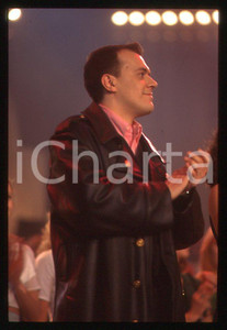 883 Max PEZZALI in concerto 1995 ca - 35mm vintage slide (4) Diapositiva originale, in formato 35 mm.Per i diritti rivolgersi a ICharta.E' severamente vietata la riproduzione. Tutti i diritti sono riservati.ICharta mette in vendita, sul negozio eBay e in esclusiva sul sito "icharta" il proprio archivio composto da numerose diapositive e negativi fotografici d'epoca, tutti originali e autentici, che attraversano la storia del costume tra la fine degli anni Sessanta e Novanta.Si tratta di uno sguardo inedito sull'attualità , la politica, la vita quotidiana, il gossip e la cultura, che fotografa il cambiamento della nazione in quest'ultimo scorcio del XX secolo.Un'occasione unica per il mercato del collezionismo, che vede finalmente disponibile un archivio eccezionale per vastità , tematiche e condizioni, in un settore (il negativo fotografico e la diapositiva) di assoluta novitÃ e dalle interessanti prospettive di investimento. GOOD/buono   originale e autentica 1