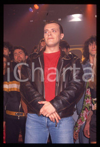 883 Max PEZZALI Concerto su ITALIA 1 1995 - 35mm vintage slide (29) Diapositiva originale, in formato 35 mm.La foto venne scattata durante le riprese dello speciale dedicato all'album "La donna il sogno & il grande incubo" trasmesso su Italia 1.Per i diritti rivolgersi a ICharta.E' severamente vietata la riproduzione. Tutti i diritti sono riservati.ICharta mette in vendita, sul negozio eBay e in esclusiva sul sito "icharta" il proprio archivio composto da numerose diapositive e negativi fotografici d'epoca, tutti originali e autentici, che attraversano la storia del costume tra la fine degli anni Sessanta e Novanta.Si tratta di uno sguardo inedito sull'attualità , la politica, la vita quotidiana, il gossip e la cultura, che fotografa il cambiamento della nazione in quest'ultimo scorcio del XX secolo.Un'occasione unica per il mercato del collezionismo, che vede finalmente disponibile un archivio eccezionale per vastità , tematiche e condizioni, in un settore (il negativo fotografico e la diapositiva) di assoluta novitÃ e dalle interessanti prospettive di investimento. GOOD/buono   originale e autentica 1