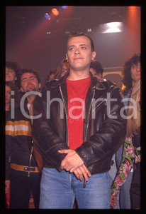 883 Max PEZZALI Concerto su ITALIA 1 1995 - 35mm vintage slide (33) Diapositiva originale, in formato 35 mm.La foto venne scattata durante le riprese dello speciale dedicato all'album "La donna il sogno & il grande incubo" trasmesso su Italia 1.Per i diritti rivolgersi a ICharta.E' severamente vietata la riproduzione. Tutti i diritti sono riservati.ICharta mette in vendita, sul negozio eBay e in esclusiva sul sito "icharta" il proprio archivio composto da numerose diapositive e negativi fotografici d'epoca, tutti originali e autentici, che attraversano la storia del costume tra la fine degli anni Sessanta e Novanta.Si tratta di uno sguardo inedito sull'attualità , la politica, la vita quotidiana, il gossip e la cultura, che fotografa il cambiamento della nazione in quest'ultimo scorcio del XX secolo.Un'occasione unica per il mercato del collezionismo, che vede finalmente disponibile un archivio eccezionale per vastità , tematiche e condizioni, in un settore (il negativo fotografico e la diapositiva) di assoluta novitÃ e dalle interessanti prospettive di investimento. GOOD/buono   originale e autentica 1