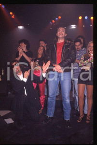 883 Max PEZZALI Paola e Chiara IEZZI 1995 - 35mm vintage slide (1) Diapositiva originale, in formato 35 mm.La foto venne scattata durante le riprese dello speciale dedicato all'album "La donna il sogno & il grande incubo" trasmesso su Italia 1.Nella diapositiva compare inoltre Claudio Cecchetto.Per i diritti rivolgersi a ICharta.E' severamente vietata la riproduzione. Tutti i diritti sono riservati.ICharta mette in vendita, sul negozio eBay e in esclusiva sul sito "icharta" il proprio archivio composto da numerose diapositive e negativi fotografici d'epoca, tutti originali e autentici, che attraversano la storia del costume tra la fine degli anni Sessanta e Novanta.Si tratta di uno sguardo inedito sull'attualità , la politica, la vita quotidiana, il gossip e la cultura, che fotografa il cambiamento della nazione in quest'ultimo scorcio del XX secolo.Un'occasione unica per il mercato del collezionismo, che vede finalmente disponibile un archivio eccezionale per vastità , tematiche e condizioni, in un settore (il negativo fotografico e la diapositiva) di assoluta novitÃ e dalle interessanti prospettive di investimento. GOOD/buono   originale e autentica 1