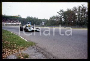 Mike WILDS su ENSIGN N173 - FORMULA 1 GP MONZA 1974 35 mm vintage slide Diapositiva d'epoca, in formato 35 mm.CONDIZIONI: GOODE' severamente vietata la riproduzione. Tutti i diritti sono riservati.Nella diapositiva ICharta mette in vendita, sul negozio eBay e in esclusiva sul sito "icharta" il proprio archivio composto da numerose diapositive e negativi fotografici d'epoca, tutti originali e autentici, che attraversano la storia del costume italiano tra gli la fine degli anni Sessanta e Novanta.Si tratta di uno sguardo inedito sull'attualità , la politica, la vita quotidiana, il gossip e la cultura, che fotografa il cambiamento della nazione in quest'ultimo scorcio del XX secolo. Un'occasione unica per il mercato del collezionismo, che vede finalmente disponibile un archivio eccezionale per vastità , tematiche e condizioni, in un settore (il negativo fotografico e la diapositiva) di assoluta novità e dalle interessanti prospettive di investimento.  CONDIZIONI:GOOD/buono originale e autentica 1