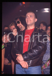 883 Max PEZZALI Concerto su ITALIA 1 1995 *35mm vintage slide (33) Diapositiva originale, in formato 35 mm.La foto venne scattata durante le riprese dello speciale dedicato all'album "La donna il sogno & il grande incubo" trasmesso su Italia 1.Nella diapositiva compare inoltre Claudio Cecchetto.Per i diritti rivolgersi a ICharta.E' severamente vietata la riproduzione. Tutti i diritti sono riservati.ICharta mette in vendita, sul negozio eBay e in esclusiva sul sito "icharta" il proprio archivio composto da numerose diapositive e negativi fotografici d'epoca, tutti originali e autentici, che attraversano la storia del costume tra la fine degli anni Sessanta e Novanta.Si tratta di uno sguardo inedito sull'attualità , la politica, la vita quotidiana, il gossip e la cultura, che fotografa il cambiamento della nazione in quest'ultimo scorcio del XX secolo.Un'occasione unica per il mercato del collezionismo, che vede finalmente disponibile un archivio eccezionale per vastità , tematiche e condizioni, in un settore (il negativo fotografico e la diapositiva) di assoluta novità e dalle interessanti prospettive di investimento. GOOD/buono   originale e autentica 1