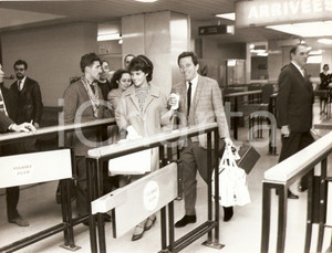 Fotografia d epoca originale 1965 ca PARIS Andy WILLIAMS and his wife Claudine LONGET at the airport Photo 1