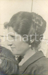 1921 L'AQUILA Ritratto di Giuseppina TALOCCI CANTERA *Foto Luigi GREA (2) Fotografia originale d'epoca, in formato cartolina postale.Si tratta di uno scatto realizzato da un fotografo amatoriale, Luigi "Gigi" Grea, funzionario delle ferrovie. FAIR/discreto abrasioni marginali Formato: 9x14 cm originale e autentica 1