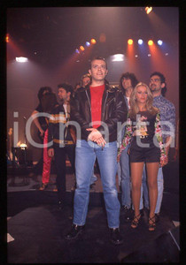 883 Max PEZZALI Chiara IEZZI 1995 - 35mm vintage slide (8) Diapositiva originale, in formato 35 mm.La foto venne scattata durante le riprese dello speciale dedicato all'album "La donna il sogno & il grande incubo" trasmesso su Italia 1.Per i diritti rivolgersi a ICharta.E' severamente vietata la riproduzione. Tutti i diritti sono riservati.ICharta mette in vendita, sul negozio eBay e in esclusiva sul sito "icharta" il proprio archivio composto da numerose diapositive e negativi fotografici d'epoca, tutti originali e autentici, che attraversano la storia del costume tra la fine degli anni Sessanta e Novanta.Si tratta di uno sguardo inedito sull'attualità , la politica, la vita quotidiana, il gossip e la cultura, che fotografa il cambiamento della nazione in quest'ultimo scorcio del XX secolo.Un'occasione unica per il mercato del collezionismo, che vede finalmente disponibile un archivio eccezionale per vastità , tematiche e condizioni, in un settore (il negativo fotografico e la diapositiva) di assoluta novità e dalle interessanti prospettive di investimento. GOOD/buono   originale e autentica 1