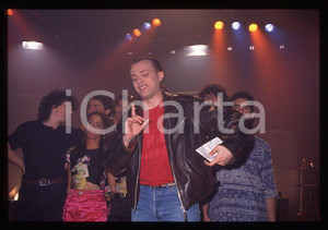 883 Max PEZZALI Paola IEZZI 1995 - 35mm vintage slide (7) Diapositiva originale, in formato 35 mm.La foto venne scattata durante le riprese dello speciale dedicato all'album "La donna il sogno & il grande incubo" trasmesso su Italia 1.Per i diritti rivolgersi a ICharta.E' severamente vietata la riproduzione. Tutti i diritti sono riservati.ICharta mette in vendita, sul negozio eBay e in esclusiva sul sito "icharta" il proprio archivio composto da numerose diapositive e negativi fotografici d'epoca, tutti originali e autentici, che attraversano la storia del costume tra la fine degli anni Sessanta e Novanta.Si tratta di uno sguardo inedito sull'attualità , la politica, la vita quotidiana, il gossip e la cultura, che fotografa il cambiamento della nazione in quest'ultimo scorcio del XX secolo.Un'occasione unica per il mercato del collezionismo, che vede finalmente disponibile un archivio eccezionale per vastità , tematiche e condizioni, in un settore (il negativo fotografico e la diapositiva) di assoluta novità e dalle interessanti prospettive di investimento. GOOD/buono   originale e autentica 1