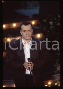 883 Max PEZZALI Festival di Sanremo 1995 - 35mm vintage slide (2) Diapositiva originale, in formato 35 mm.Per i diritti rivolgersi a ICharta.E' severamente vietata la riproduzione. Tutti i diritti sono riservati.ICharta mette in vendita, sul negozio eBay e in esclusiva sul sito "icharta" il proprio archivio composto da numerose diapositive e negativi fotografici d'epoca, tutti originali e autentici, che attraversano la storia del costume tra la fine degli anni Sessanta e Novanta.Si tratta di uno sguardo inedito sull'attualità , la politica, la vita quotidiana, il gossip e la cultura, che fotografa il cambiamento della nazione in quest'ultimo scorcio del XX secolo.Un'occasione unica per il mercato del collezionismo, che vede finalmente disponibile un archivio eccezionale per vastità , tematiche e condizioni, in un settore (il negativo fotografico e la diapositiva) di assoluta novità e dalle interessanti prospettive di investimento. GOOD/buono   originale e autentica 1