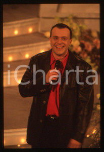 883 Max PEZZALI Festival di Sanremo 1995 - 35mm vintage slide (15) Diapositiva originale, in formato 35 mm.Per i diritti rivolgersi a ICharta.E' severamente vietata la riproduzione. Tutti i diritti sono riservati.ICharta mette in vendita, sul negozio eBay e in esclusiva sul sito "icharta" il proprio archivio composto da numerose diapositive e negativi fotografici d'epoca, tutti originali e autentici, che attraversano la storia del costume tra la fine degli anni Sessanta e Novanta.Si tratta di uno sguardo inedito sull'attualità , la politica, la vita quotidiana, il gossip e la cultura, che fotografa il cambiamento della nazione in quest'ultimo scorcio del XX secolo.Un'occasione unica per il mercato del collezionismo, che vede finalmente disponibile un archivio eccezionale per vastità , tematiche e condizioni, in un settore (il negativo fotografico e la diapositiva) di assoluta novità e dalle interessanti prospettive di investimento. GOOD/buono   originale e autentica 1