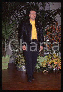 883 Max PEZZALI Festival di Sanremo 1995 - 35mm vintage slide (21) Diapositiva originale, in formato 35 mm.Per i diritti rivolgersi a ICharta.E' severamente vietata la riproduzione. Tutti i diritti sono riservati.ICharta mette in vendita, sul negozio eBay e in esclusiva sul sito "icharta" il proprio archivio composto da numerose diapositive e negativi fotografici d'epoca, tutti originali e autentici, che attraversano la storia del costume tra la fine degli anni Sessanta e Novanta.Si tratta di uno sguardo inedito sull'attualità , la politica, la vita quotidiana, il gossip e la cultura, che fotografa il cambiamento della nazione in quest'ultimo scorcio del XX secolo.Un'occasione unica per il mercato del collezionismo, che vede finalmente disponibile un archivio eccezionale per vastità , tematiche e condizioni, in un settore (il negativo fotografico e la diapositiva) di assoluta novità e dalle interessanti prospettive di investimento. GOOD/buono   originale e autentica 1