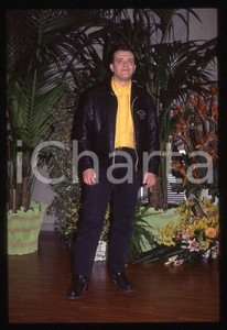 883 Max PEZZALI Festival di Sanremo 1995 - 35mm vintage slide (19) Diapositiva originale, in formato 35 mm.Per i diritti rivolgersi a ICharta.E' severamente vietata la riproduzione. Tutti i diritti sono riservati.ICharta mette in vendita, sul negozio eBay e in esclusiva sul sito "icharta" il proprio archivio composto da numerose diapositive e negativi fotografici d'epoca, tutti originali e autentici, che attraversano la storia del costume tra la fine degli anni Sessanta e Novanta.Si tratta di uno sguardo inedito sull'attualità , la politica, la vita quotidiana, il gossip e la cultura, che fotografa il cambiamento della nazione in quest'ultimo scorcio del XX secolo.Un'occasione unica per il mercato del collezionismo, che vede finalmente disponibile un archivio eccezionale per vastità , tematiche e condizioni, in un settore (il negativo fotografico e la diapositiva) di assoluta novità e dalle interessanti prospettive di investimento. GOOD/buono   originale e autentica 1