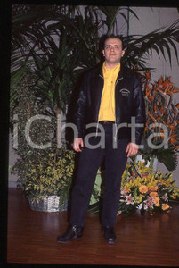 883 Max PEZZALI Festival di Sanremo 1995 - 35mm vintage slide (22) Diapositiva originale, in formato 35 mm.Per i diritti rivolgersi a ICharta.E' severamente vietata la riproduzione. Tutti i diritti sono riservati.ICharta mette in vendita, sul negozio eBay e in esclusiva sul sito "icharta" il proprio archivio composto da numerose diapositive e negativi fotografici d'epoca, tutti originali e autentici, che attraversano la storia del costume tra la fine degli anni Sessanta e Novanta.Si tratta di uno sguardo inedito sull'attualità , la politica, la vita quotidiana, il gossip e la cultura, che fotografa il cambiamento della nazione in quest'ultimo scorcio del XX secolo.Un'occasione unica per il mercato del collezionismo, che vede finalmente disponibile un archivio eccezionale per vastità , tematiche e condizioni, in un settore (il negativo fotografico e la diapositiva) di assoluta novità e dalle interessanti prospettive di investimento. GOOD/buono   originale e autentica 1