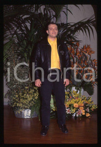 883 Max PEZZALI Festival di Sanremo 1995 - 35mm vintage slide (24) Diapositiva originale, in formato 35 mm.Per i diritti rivolgersi a ICharta.E' severamente vietata la riproduzione. Tutti i diritti sono riservati.ICharta mette in vendita, sul negozio eBay e in esclusiva sul sito "icharta" il proprio archivio composto da numerose diapositive e negativi fotografici d'epoca, tutti originali e autentici, che attraversano la storia del costume tra la fine degli anni Sessanta e Novanta.Si tratta di uno sguardo inedito sull'attualità , la politica, la vita quotidiana, il gossip e la cultura, che fotografa il cambiamento della nazione in quest'ultimo scorcio del XX secolo.Un'occasione unica per il mercato del collezionismo, che vede finalmente disponibile un archivio eccezionale per vastità , tematiche e condizioni, in un settore (il negativo fotografico e la diapositiva) di assoluta novità e dalle interessanti prospettive di investimento. GOOD/buono   originale e autentica 1