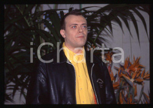 883 Max PEZZALI Festival di Sanremo 1995 - 35mm vintage slide (31) Diapositiva originale, in formato 35 mm.Per i diritti rivolgersi a ICharta.E' severamente vietata la riproduzione. Tutti i diritti sono riservati.ICharta mette in vendita, sul negozio eBay e in esclusiva sul sito "icharta" il proprio archivio composto da numerose diapositive e negativi fotografici d'epoca, tutti originali e autentici, che attraversano la storia del costume tra la fine degli anni Sessanta e Novanta.Si tratta di uno sguardo inedito sull'attualità , la politica, la vita quotidiana, il gossip e la cultura, che fotografa il cambiamento della nazione in quest'ultimo scorcio del XX secolo.Un'occasione unica per il mercato del collezionismo, che vede finalmente disponibile un archivio eccezionale per vastità , tematiche e condizioni, in un settore (il negativo fotografico e la diapositiva) di assoluta novità e dalle interessanti prospettive di investimento. GOOD/buono   originale e autentica 1