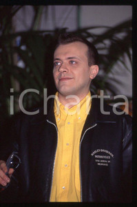 883 Max PEZZALI Festival di Sanremo 1995 - 35mm vintage slide (28) Diapositiva originale, in formato 35 mm.Per i diritti rivolgersi a ICharta.E' severamente vietata la riproduzione. Tutti i diritti sono riservati.ICharta mette in vendita, sul negozio eBay e in esclusiva sul sito "icharta" il proprio archivio composto da numerose diapositive e negativi fotografici d'epoca, tutti originali e autentici, che attraversano la storia del costume tra la fine degli anni Sessanta e Novanta.Si tratta di uno sguardo inedito sull'attualità , la politica, la vita quotidiana, il gossip e la cultura, che fotografa il cambiamento della nazione in quest'ultimo scorcio del XX secolo.Un'occasione unica per il mercato del collezionismo, che vede finalmente disponibile un archivio eccezionale per vastità , tematiche e condizioni, in un settore (il negativo fotografico e la diapositiva) di assoluta novità e dalle interessanti prospettive di investimento. GOOD/buono   originale e autentica 1