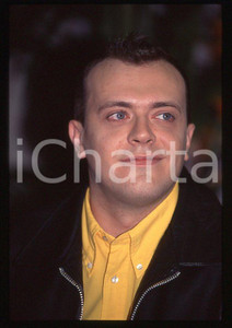 883 Max PEZZALI Festival di Sanremo 1995 - 35mm vintage slide (33) Diapositiva originale, in formato 35 mm.Per i diritti rivolgersi a ICharta.E' severamente vietata la riproduzione. Tutti i diritti sono riservati.ICharta mette in vendita, sul negozio eBay e in esclusiva sul sito "icharta" il proprio archivio composto da numerose diapositive e negativi fotografici d'epoca, tutti originali e autentici, che attraversano la storia del costume tra la fine degli anni Sessanta e Novanta.Si tratta di uno sguardo inedito sull'attualità , la politica, la vita quotidiana, il gossip e la cultura, che fotografa il cambiamento della nazione in quest'ultimo scorcio del XX secolo.Un'occasione unica per il mercato del collezionismo, che vede finalmente disponibile un archivio eccezionale per vastità , tematiche e condizioni, in un settore (il negativo fotografico e la diapositiva) di assoluta novità e dalle interessanti prospettive di investimento. GOOD/buono   originale e autentica 1