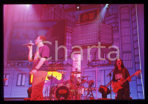 883 Max PEZZALI Grazie mille tour 1999 - 35mm vintage slide (1) Diapositiva originale, in formato 35 mm.Per i diritti rivolgersi a ICharta.E' severamente vietata la riproduzione. Tutti i diritti sono riservati.ICharta mette in vendita, sul negozio eBay e in esclusiva sul sito "icharta" il proprio archivio composto da numerose diapositive e negativi fotografici d'epoca, tutti originali e autentici, che attraversano la storia del costume tra la fine degli anni Sessanta e Novanta.Si tratta di uno sguardo inedito sull'attualità , la politica, la vita quotidiana, il gossip e la cultura, che fotografa il cambiamento della nazione in quest'ultimo scorcio del XX secolo.Un'occasione unica per il mercato del collezionismo, che vede finalmente disponibile un archivio eccezionale per vastità , tematiche e condizioni, in un settore (il negativo fotografico e la diapositiva) di assoluta novità e dalle interessanti prospettive di investimento. GOOD/buono   originale e autentica 1