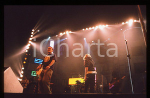 883 Max PEZZALI Grazie mille tour 1999 - 35mm vintage slide (3) Diapositiva originale, in formato 35 mm.Per i diritti rivolgersi a ICharta.E' severamente vietata la riproduzione. Tutti i diritti sono riservati.ICharta mette in vendita, sul negozio eBay e in esclusiva sul sito "icharta" il proprio archivio composto da numerose diapositive e negativi fotografici d'epoca, tutti originali e autentici, che attraversano la storia del costume tra la fine degli anni Sessanta e Novanta.Si tratta di uno sguardo inedito sull'attualità , la politica, la vita quotidiana, il gossip e la cultura, che fotografa il cambiamento della nazione in quest'ultimo scorcio del XX secolo.Un'occasione unica per il mercato del collezionismo, che vede finalmente disponibile un archivio eccezionale per vastità , tematiche e condizioni, in un settore (il negativo fotografico e la diapositiva) di assoluta novità e dalle interessanti prospettive di investimento. GOOD/buono   originale e autentica 1