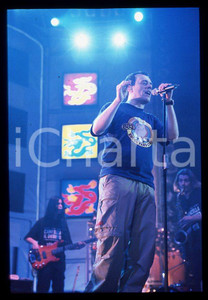 883 Max PEZZALI Grazie mille tour 1999 - 35mm vintage slide (4) Diapositiva originale, in formato 35 mm.Per i diritti rivolgersi a ICharta.E' severamente vietata la riproduzione. Tutti i diritti sono riservati.ICharta mette in vendita, sul negozio eBay e in esclusiva sul sito "icharta" il proprio archivio composto da numerose diapositive e negativi fotografici d'epoca, tutti originali e autentici, che attraversano la storia del costume tra la fine degli anni Sessanta e Novanta.Si tratta di uno sguardo inedito sull'attualità , la politica, la vita quotidiana, il gossip e la cultura, che fotografa il cambiamento della nazione in quest'ultimo scorcio del XX secolo.Un'occasione unica per il mercato del collezionismo, che vede finalmente disponibile un archivio eccezionale per vastità , tematiche e condizioni, in un settore (il negativo fotografico e la diapositiva) di assoluta novità e dalle interessanti prospettive di investimento. GOOD/buono   originale e autentica 1