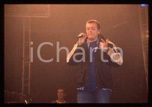 883 Max PEZZALI Ottootto Tour 1997 - 35mm vintage slide (7) Diapositiva originale, in formato 35 mm.Per i diritti rivolgersi a ICharta.E' severamente vietata la riproduzione. Tutti i diritti sono riservati.ICharta mette in vendita, sul negozio eBay e in esclusiva sul sito "icharta" il proprio archivio composto da numerose diapositive e negativi fotografici d'epoca, tutti originali e autentici, che attraversano la storia del costume tra la fine degli anni Sessanta e Novanta.Si tratta di uno sguardo inedito sull'attualità , la politica, la vita quotidiana, il gossip e la cultura, che fotografa il cambiamento della nazione in quest'ultimo scorcio del XX secolo.Un'occasione unica per il mercato del collezionismo, che vede finalmente disponibile un archivio eccezionale per vastità , tematiche e condizioni, in un settore (il negativo fotografico e la diapositiva) di assoluta novità e dalle interessanti prospettive di investimento. GOOD/buono   originale e autentica 1