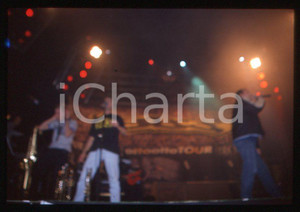 883 Max PEZZALI Ottootto Tour 1997 - 35mm vintage slide (6) Diapositiva originale, in formato 35 mm.Per i diritti rivolgersi a ICharta.E' severamente vietata la riproduzione. Tutti i diritti sono riservati.ICharta mette in vendita, sul negozio eBay e in esclusiva sul sito "icharta" il proprio archivio composto da numerose diapositive e negativi fotografici d'epoca, tutti originali e autentici, che attraversano la storia del costume tra la fine degli anni Sessanta e Novanta.Si tratta di uno sguardo inedito sull'attualità , la politica, la vita quotidiana, il gossip e la cultura, che fotografa il cambiamento della nazione in quest'ultimo scorcio del XX secolo.Un'occasione unica per il mercato del collezionismo, che vede finalmente disponibile un archivio eccezionale per vastità , tematiche e condizioni, in un settore (il negativo fotografico e la diapositiva) di assoluta novità e dalle interessanti prospettive di investimento. GOOD/buono   originale e autentica 1