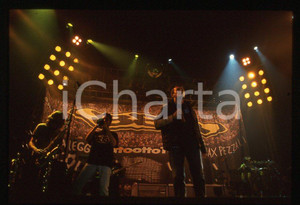 883 Max PEZZALI Ottootto Tour 1997 - 35mm vintage slide (5) Diapositiva originale, in formato 35 mm.Per i diritti rivolgersi a ICharta.E' severamente vietata la riproduzione. Tutti i diritti sono riservati.ICharta mette in vendita, sul negozio eBay e in esclusiva sul sito "icharta" il proprio archivio composto da numerose diapositive e negativi fotografici d'epoca, tutti originali e autentici, che attraversano la storia del costume tra la fine degli anni Sessanta e Novanta.Si tratta di uno sguardo inedito sull'attualità , la politica, la vita quotidiana, il gossip e la cultura, che fotografa il cambiamento della nazione in quest'ultimo scorcio del XX secolo.Un'occasione unica per il mercato del collezionismo, che vede finalmente disponibile un archivio eccezionale per vastità , tematiche e condizioni, in un settore (il negativo fotografico e la diapositiva) di assoluta novità e dalle interessanti prospettive di investimento. GOOD/buono   originale e autentica 1