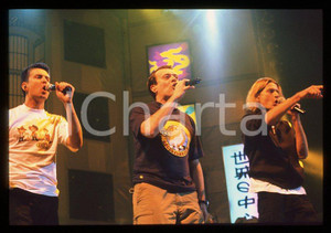 883 Max PEZZALI Grazie mille tour 1999 - 35mm vintage slide (12) Diapositiva originale, in formato 35 mm.Per i diritti rivolgersi a ICharta.E' severamente vietata la riproduzione. Tutti i diritti sono riservati.ICharta mette in vendita, sul negozio eBay e in esclusiva sul sito "icharta" il proprio archivio composto da numerose diapositive e negativi fotografici d'epoca, tutti originali e autentici, che attraversano la storia del costume tra la fine degli anni Sessanta e Novanta.Si tratta di uno sguardo inedito sull'attualità , la politica, la vita quotidiana, il gossip e la cultura, che fotografa il cambiamento della nazione in quest'ultimo scorcio del XX secolo.Un'occasione unica per il mercato del collezionismo, che vede finalmente disponibile un archivio eccezionale per vastità , tematiche e condizioni, in un settore (il negativo fotografico e la diapositiva) di assoluta novità e dalle interessanti prospettive di investimento. GOOD/buono   originale e autentica 1