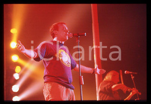 883 Max PEZZALI Grazie mille tour 1999 - 35mm vintage slide (22) Diapositiva originale, in formato 35 mm.Per i diritti rivolgersi a ICharta.E' severamente vietata la riproduzione. Tutti i diritti sono riservati.ICharta mette in vendita, sul negozio eBay e in esclusiva sul sito "icharta" il proprio archivio composto da numerose diapositive e negativi fotografici d'epoca, tutti originali e autentici, che attraversano la storia del costume tra la fine degli anni Sessanta e Novanta.Si tratta di uno sguardo inedito sull'attualità , la politica, la vita quotidiana, il gossip e la cultura, che fotografa il cambiamento della nazione in quest'ultimo scorcio del XX secolo.Un'occasione unica per il mercato del collezionismo, che vede finalmente disponibile un archivio eccezionale per vastità , tematiche e condizioni, in un settore (il negativo fotografico e la diapositiva) di assoluta novità e dalle interessanti prospettive di investimento. GOOD/buono   originale e autentica 1