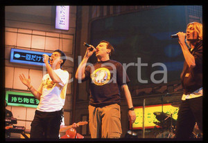 883 Max PEZZALI Grazie mille tour 1999 - 35mm vintage slide (24) Diapositiva originale, in formato 35 mm.Per i diritti rivolgersi a ICharta.E' severamente vietata la riproduzione. Tutti i diritti sono riservati.ICharta mette in vendita, sul negozio eBay e in esclusiva sul sito "icharta" il proprio archivio composto da numerose diapositive e negativi fotografici d'epoca, tutti originali e autentici, che attraversano la storia del costume tra la fine degli anni Sessanta e Novanta.Si tratta di uno sguardo inedito sull'attualità , la politica, la vita quotidiana, il gossip e la cultura, che fotografa il cambiamento della nazione in quest'ultimo scorcio del XX secolo.Un'occasione unica per il mercato del collezionismo, che vede finalmente disponibile un archivio eccezionale per vastità , tematiche e condizioni, in un settore (il negativo fotografico e la diapositiva) di assoluta novità e dalle interessanti prospettive di investimento. GOOD/buono   originale e autentica 1