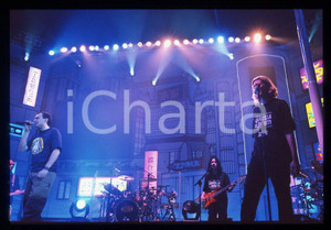 883 Max PEZZALI Grazie mille tour 1999 - 35mm vintage slide (29) Diapositiva originale, in formato 35 mm.Per i diritti rivolgersi a ICharta.E' severamente vietata la riproduzione. Tutti i diritti sono riservati.ICharta mette in vendita, sul negozio eBay e in esclusiva sul sito "icharta" il proprio archivio composto da numerose diapositive e negativi fotografici d'epoca, tutti originali e autentici, che attraversano la storia del costume tra la fine degli anni Sessanta e Novanta.Si tratta di uno sguardo inedito sull'attualità , la politica, la vita quotidiana, il gossip e la cultura, che fotografa il cambiamento della nazione in quest'ultimo scorcio del XX secolo.Un'occasione unica per il mercato del collezionismo, che vede finalmente disponibile un archivio eccezionale per vastità , tematiche e condizioni, in un settore (il negativo fotografico e la diapositiva) di assoluta novità e dalle interessanti prospettive di investimento. GOOD/buono   originale e autentica 1