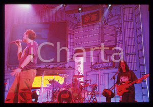 883 Max PEZZALI Grazie mille tour 1999 - 35mm vintage slide (32) Diapositiva originale, in formato 35 mm.Per i diritti rivolgersi a ICharta.E' severamente vietata la riproduzione. Tutti i diritti sono riservati.ICharta mette in vendita, sul negozio eBay e in esclusiva sul sito "icharta" il proprio archivio composto da numerose diapositive e negativi fotografici d'epoca, tutti originali e autentici, che attraversano la storia del costume tra la fine degli anni Sessanta e Novanta.Si tratta di uno sguardo inedito sull'attualità , la politica, la vita quotidiana, il gossip e la cultura, che fotografa il cambiamento della nazione in quest'ultimo scorcio del XX secolo.Un'occasione unica per il mercato del collezionismo, che vede finalmente disponibile un archivio eccezionale per vastità , tematiche e condizioni, in un settore (il negativo fotografico e la diapositiva) di assoluta novità e dalle interessanti prospettive di investimento. GOOD/buono   originale e autentica 1