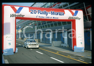 20° RALLY di MONZA - MONZA 1997 35 mm vintage slide 2 Diapositiva d'epoca, in formato 35 mm.CONDIZIONI: GOODE' severamente vietata la riproduzione. Tutti i diritti sono riservati.Nella diapositiva ICharta mette in vendita, sul negozio eBay e in esclusiva sul sito "icharta" il proprio archivio composto da numerose diapositive e negativi fotografici d'epoca, tutti originali e autentici, che attraversano la storia del costume italiano tra gli la fine degli anni Sessanta e Novanta.Si tratta di uno sguardo inedito sull'attualità , la politica, la vita quotidiana, il gossip e la cultura, che fotografa il cambiamento della nazione in quest'ultimo scorcio del XX secolo. Un'occasione unica per il mercato del collezionismo, che vede finalmente disponibile un archivio eccezionale per vastità , tematiche e condizioni, in un settore (il negativo fotografico e la diapositiva) di assoluta novità e dalle interessanti prospettive di investimento.  GOOD/buono   originale e autentica 1