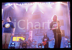 883 Max PEZZALI Grazie mille tour 1999 - 35mm vintage slide (34) Diapositiva originale, in formato 35 mm.Per i diritti rivolgersi a ICharta.E' severamente vietata la riproduzione. Tutti i diritti sono riservati.ICharta mette in vendita, sul negozio eBay e in esclusiva sul sito "icharta" il proprio archivio composto da numerose diapositive e negativi fotografici d'epoca, tutti originali e autentici, che attraversano la storia del costume tra la fine degli anni Sessanta e Novanta.Si tratta di uno sguardo inedito sull'attualità , la politica, la vita quotidiana, il gossip e la cultura, che fotografa il cambiamento della nazione in quest'ultimo scorcio del XX secolo.Un'occasione unica per il mercato del collezionismo, che vede finalmente disponibile un archivio eccezionale per vastità , tematiche e condizioni, in un settore (il negativo fotografico e la diapositiva) di assoluta novità e dalle interessanti prospettive di investimento. GOOD/buono   originale e autentica 1