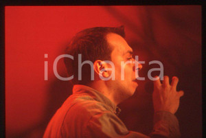 883 Max PEZZALI Grazie mille tour 1999 - 35mm vintage slide (42) Diapositiva originale, in formato 35 mm.Per i diritti rivolgersi a ICharta.E' severamente vietata la riproduzione. Tutti i diritti sono riservati.ICharta mette in vendita, sul negozio eBay e in esclusiva sul sito "icharta" il proprio archivio composto da numerose diapositive e negativi fotografici d'epoca, tutti originali e autentici, che attraversano la storia del costume tra la fine degli anni Sessanta e Novanta.Si tratta di uno sguardo inedito sull'attualità , la politica, la vita quotidiana, il gossip e la cultura, che fotografa il cambiamento della nazione in quest'ultimo scorcio del XX secolo.Un'occasione unica per il mercato del collezionismo, che vede finalmente disponibile un archivio eccezionale per vastità , tematiche e condizioni, in un settore (il negativo fotografico e la diapositiva) di assoluta novità e dalle interessanti prospettive di investimento. GOOD/buono   originale e autentica 1