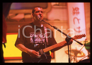 883 Max PEZZALI Grazie mille tour 1999 - 35mm vintage slide (41) Diapositiva originale, in formato 35 mm.Per i diritti rivolgersi a ICharta.E' severamente vietata la riproduzione. Tutti i diritti sono riservati.ICharta mette in vendita, sul negozio eBay e in esclusiva sul sito "icharta" il proprio archivio composto da numerose diapositive e negativi fotografici d'epoca, tutti originali e autentici, che attraversano la storia del costume tra la fine degli anni Sessanta e Novanta.Si tratta di uno sguardo inedito sull'attualità , la politica, la vita quotidiana, il gossip e la cultura, che fotografa il cambiamento della nazione in quest'ultimo scorcio del XX secolo.Un'occasione unica per il mercato del collezionismo, che vede finalmente disponibile un archivio eccezionale per vastità , tematiche e condizioni, in un settore (il negativo fotografico e la diapositiva) di assoluta novità e dalle interessanti prospettive di investimento. GOOD/buono   originale e autentica 1