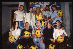 883 Max PEZZALI Cast videofilm DURA LEGGE DEL GOL 1997 - 35mm vintage slide (1) Diapositiva originale, in formato 35 mm.Per i diritti rivolgersi a ICharta.E' severamente vietata la riproduzione. Tutti i diritti sono riservati.ICharta mette in vendita, sul negozio eBay e in esclusiva sul sito "icharta" il proprio archivio composto da numerose diapositive e negativi fotografici d'epoca, tutti originali e autentici, che attraversano la storia del costume tra la fine degli anni Sessanta e Novanta.Si tratta di uno sguardo inedito sull'attualità , la politica, la vita quotidiana, il gossip e la cultura, che fotografa il cambiamento della nazione in quest'ultimo scorcio del XX secolo.Un'occasione unica per il mercato del collezionismo, che vede finalmente disponibile un archivio eccezionale per vastità , tematiche e condizioni, in un settore (il negativo fotografico e la diapositiva) di assoluta novità e dalle interessanti prospettive di investimento. GOOD/buono   originale e autentica 1