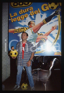 883 Max PEZZALI presenta LA DURA LEGGE DEL GOL 1997 - 35mm vintage slide (1) Diapositiva originale, in formato 35 mm.Per i diritti rivolgersi a ICharta.E' severamente vietata la riproduzione. Tutti i diritti sono riservati.ICharta mette in vendita, sul negozio eBay e in esclusiva sul sito "icharta" il proprio archivio composto da numerose diapositive e negativi fotografici d'epoca, tutti originali e autentici, che attraversano la storia del costume tra la fine degli anni Sessanta e Novanta.Si tratta di uno sguardo inedito sull'attualità , la politica, la vita quotidiana, il gossip e la cultura, che fotografa il cambiamento della nazione in quest'ultimo scorcio del XX secolo.Un'occasione unica per il mercato del collezionismo, che vede finalmente disponibile un archivio eccezionale per vastità , tematiche e condizioni, in un settore (il negativo fotografico e la diapositiva) di assoluta novità e dalle interessanti prospettive di investimento. GOOD/buono   originale e autentica 1