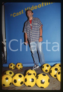 883 Max PEZZALI presenta LA DURA LEGGE DEL GOL 1997 - 35mm vintage slide (4) Diapositiva originale, in formato 35 mm.Per i diritti rivolgersi a ICharta.E' severamente vietata la riproduzione. Tutti i diritti sono riservati.ICharta mette in vendita, sul negozio eBay e in esclusiva sul sito "icharta" il proprio archivio composto da numerose diapositive e negativi fotografici d'epoca, tutti originali e autentici, che attraversano la storia del costume tra la fine degli anni Sessanta e Novanta.Si tratta di uno sguardo inedito sull'attualità , la politica, la vita quotidiana, il gossip e la cultura, che fotografa il cambiamento della nazione in quest'ultimo scorcio del XX secolo.Un'occasione unica per il mercato del collezionismo, che vede finalmente disponibile un archivio eccezionale per vastità , tematiche e condizioni, in un settore (il negativo fotografico e la diapositiva) di assoluta novità e dalle interessanti prospettive di investimento. GOOD/buono   originale e autentica 1