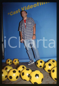 883 Max PEZZALI presenta LA DURA LEGGE DEL GOL 1997 - 35mm vintage slide (3) Diapositiva originale, in formato 35 mm.Per i diritti rivolgersi a ICharta.E' severamente vietata la riproduzione. Tutti i diritti sono riservati.ICharta mette in vendita, sul negozio eBay e in esclusiva sul sito "icharta" il proprio archivio composto da numerose diapositive e negativi fotografici d'epoca, tutti originali e autentici, che attraversano la storia del costume tra la fine degli anni Sessanta e Novanta.Si tratta di uno sguardo inedito sull'attualità , la politica, la vita quotidiana, il gossip e la cultura, che fotografa il cambiamento della nazione in quest'ultimo scorcio del XX secolo.Un'occasione unica per il mercato del collezionismo, che vede finalmente disponibile un archivio eccezionale per vastità , tematiche e condizioni, in un settore (il negativo fotografico e la diapositiva) di assoluta novità e dalle interessanti prospettive di investimento. GOOD/buono   originale e autentica 1