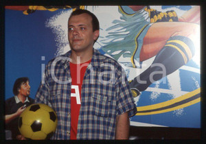 883 Max PEZZALI presenta LA DURA LEGGE DEL GOL 1997 - 35mm vintage slide (8) Diapositiva originale, in formato 35 mm.Per i diritti rivolgersi a ICharta.E' severamente vietata la riproduzione. Tutti i diritti sono riservati.ICharta mette in vendita, sul negozio eBay e in esclusiva sul sito "icharta" il proprio archivio composto da numerose diapositive e negativi fotografici d'epoca, tutti originali e autentici, che attraversano la storia del costume tra la fine degli anni Sessanta e Novanta.Si tratta di uno sguardo inedito sull'attualità , la politica, la vita quotidiana, il gossip e la cultura, che fotografa il cambiamento della nazione in quest'ultimo scorcio del XX secolo.Un'occasione unica per il mercato del collezionismo, che vede finalmente disponibile un archivio eccezionale per vastità , tematiche e condizioni, in un settore (il negativo fotografico e la diapositiva) di assoluta novità e dalle interessanti prospettive di investimento. GOOD/buono   originale e autentica 1