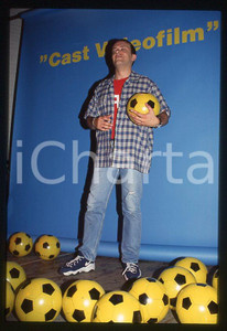 883 Max PEZZALI presenta LA DURA LEGGE DEL GOL 1997 - 35mm vintage slide (9) Diapositiva originale, in formato 35 mm.Per i diritti rivolgersi a ICharta.E' severamente vietata la riproduzione. Tutti i diritti sono riservati.ICharta mette in vendita, sul negozio eBay e in esclusiva sul sito "icharta" il proprio archivio composto da numerose diapositive e negativi fotografici d'epoca, tutti originali e autentici, che attraversano la storia del costume tra la fine degli anni Sessanta e Novanta.Si tratta di uno sguardo inedito sull'attualità , la politica, la vita quotidiana, il gossip e la cultura, che fotografa il cambiamento della nazione in quest'ultimo scorcio del XX secolo.Un'occasione unica per il mercato del collezionismo, che vede finalmente disponibile un archivio eccezionale per vastità , tematiche e condizioni, in un settore (il negativo fotografico e la diapositiva) di assoluta novità e dalle interessanti prospettive di investimento. GOOD/buono   originale e autentica 1