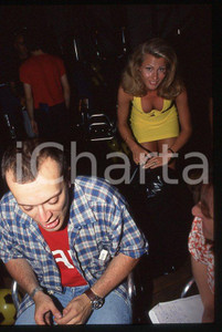 883 Max PEZZALI presenta LA DURA LEGGE DEL GOL 1997 - 35mm vintage slide (16) Diapositiva originale, in formato 35 mm.Per i diritti rivolgersi a ICharta.E' severamente vietata la riproduzione. Tutti i diritti sono riservati.ICharta mette in vendita, sul negozio eBay e in esclusiva sul sito "icharta" il proprio archivio composto da numerose diapositive e negativi fotografici d'epoca, tutti originali e autentici, che attraversano la storia del costume tra la fine degli anni Sessanta e Novanta.Si tratta di uno sguardo inedito sull'attualità , la politica, la vita quotidiana, il gossip e la cultura, che fotografa il cambiamento della nazione in quest'ultimo scorcio del XX secolo.Un'occasione unica per il mercato del collezionismo, che vede finalmente disponibile un archivio eccezionale per vastità , tematiche e condizioni, in un settore (il negativo fotografico e la diapositiva) di assoluta novità e dalle interessanti prospettive di investimento. GOOD/buono   originale e autentica 1