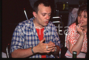 883 Max PEZZALI presenta LA DURA LEGGE DEL GOL 1997 - 35mm vintage slide (19) Diapositiva originale, in formato 35 mm.Per i diritti rivolgersi a ICharta.E' severamente vietata la riproduzione. Tutti i diritti sono riservati.ICharta mette in vendita, sul negozio eBay e in esclusiva sul sito "icharta" il proprio archivio composto da numerose diapositive e negativi fotografici d'epoca, tutti originali e autentici, che attraversano la storia del costume tra la fine degli anni Sessanta e Novanta.Si tratta di uno sguardo inedito sull'attualità , la politica, la vita quotidiana, il gossip e la cultura, che fotografa il cambiamento della nazione in quest'ultimo scorcio del XX secolo.Un'occasione unica per il mercato del collezionismo, che vede finalmente disponibile un archivio eccezionale per vastità , tematiche e condizioni, in un settore (il negativo fotografico e la diapositiva) di assoluta novità e dalle interessanti prospettive di investimento. GOOD/buono   originale e autentica 1