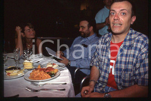 883 Max PEZZALI a cena - Ritratto 1997 - 35mm vintage slide (2) Diapositiva originale, in formato 35 mm.Per i diritti rivolgersi a ICharta.E' severamente vietata la riproduzione. Tutti i diritti sono riservati.ICharta mette in vendita, sul negozio eBay e in esclusiva sul sito "icharta" il proprio archivio composto da numerose diapositive e negativi fotografici d'epoca, tutti originali e autentici, che attraversano la storia del costume tra la fine degli anni Sessanta e Novanta.Si tratta di uno sguardo inedito sull'attualità , la politica, la vita quotidiana, il gossip e la cultura, che fotografa il cambiamento della nazione in quest'ultimo scorcio del XX secolo.Un'occasione unica per il mercato del collezionismo, che vede finalmente disponibile un archivio eccezionale per vastità , tematiche e condizioni, in un settore (il negativo fotografico e la diapositiva) di assoluta novità e dalle interessanti prospettive di investimento. GOOD/buono   originale e autentica 1