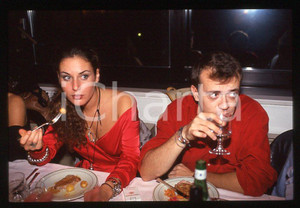 883 Max PEZZALI a cena - Ritratto 1997 - 35mm vintage slide (8) Diapositiva originale, in formato 35 mm.Per i diritti rivolgersi a ICharta.E' severamente vietata la riproduzione. Tutti i diritti sono riservati.ICharta mette in vendita, sul negozio eBay e in esclusiva sul sito "icharta" il proprio archivio composto da numerose diapositive e negativi fotografici d'epoca, tutti originali e autentici, che attraversano la storia del costume tra la fine degli anni Sessanta e Novanta.Si tratta di uno sguardo inedito sull'attualità , la politica, la vita quotidiana, il gossip e la cultura, che fotografa il cambiamento della nazione in quest'ultimo scorcio del XX secolo.Un'occasione unica per il mercato del collezionismo, che vede finalmente disponibile un archivio eccezionale per vastità , tematiche e condizioni, in un settore (il negativo fotografico e la diapositiva) di assoluta novità e dalle interessanti prospettive di investimento. GOOD/buono   originale e autentica 1