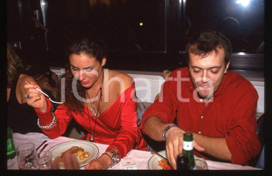 883 Max PEZZALI a cena - Ritratto 1997 - 35mm vintage slide (10) Diapositiva originale, in formato 35 mm.Per i diritti rivolgersi a ICharta.E' severamente vietata la riproduzione. Tutti i diritti sono riservati.ICharta mette in vendita, sul negozio eBay e in esclusiva sul sito "icharta" il proprio archivio composto da numerose diapositive e negativi fotografici d'epoca, tutti originali e autentici, che attraversano la storia del costume tra la fine degli anni Sessanta e Novanta.Si tratta di uno sguardo inedito sull'attualità , la politica, la vita quotidiana, il gossip e la cultura, che fotografa il cambiamento della nazione in quest'ultimo scorcio del XX secolo.Un'occasione unica per il mercato del collezionismo, che vede finalmente disponibile un archivio eccezionale per vastità , tematiche e condizioni, in un settore (il negativo fotografico e la diapositiva) di assoluta novità e dalle interessanti prospettive di investimento. GOOD/buono   originale e autentica 1