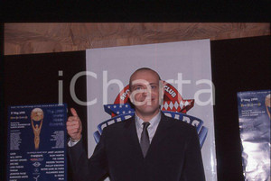 883 Max PEZZALI World Music Awards 1999 - 35mm vintage slide (2) Diapositiva originale, in formato 35 mm.Per i diritti rivolgersi a ICharta.E' severamente vietata la riproduzione. Tutti i diritti sono riservati.ICharta mette in vendita, sul negozio eBay e in esclusiva sul sito "icharta" il proprio archivio composto da numerose diapositive e negativi fotografici d'epoca, tutti originali e autentici, che attraversano la storia del costume tra la fine degli anni Sessanta e Novanta.Si tratta di uno sguardo inedito sull'attualità , la politica, la vita quotidiana, il gossip e la cultura, che fotografa il cambiamento della nazione in quest'ultimo scorcio del XX secolo.Un'occasione unica per il mercato del collezionismo, che vede finalmente disponibile un archivio eccezionale per vastità , tematiche e condizioni, in un settore (il negativo fotografico e la diapositiva) di assoluta novità e dalle interessanti prospettive di investimento. GOOD/buono   originale e autentica 1