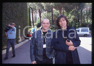 883 Max PEZZALI Claudio CECCHETTO Ritratto 2000 ca - 35mm vintage slide (1) Diapositiva originale, in formato 35 mm.Per i diritti rivolgersi a ICharta.E' severamente vietata la riproduzione. Tutti i diritti sono riservati.ICharta mette in vendita, sul negozio eBay e in esclusiva sul sito "icharta" il proprio archivio composto da numerose diapositive e negativi fotografici d'epoca, tutti originali e autentici, che attraversano la storia del costume tra la fine degli anni Sessanta e Novanta.Si tratta di uno sguardo inedito sull'attualità , la politica, la vita quotidiana, il gossip e la cultura, che fotografa il cambiamento della nazione in quest'ultimo scorcio del XX secolo.Un'occasione unica per il mercato del collezionismo, che vede finalmente disponibile un archivio eccezionale per vastità , tematiche e condizioni, in un settore (il negativo fotografico e la diapositiva) di assoluta novità e dalle interessanti prospettive di investimento. GOOD/buono   originale e autentica 1